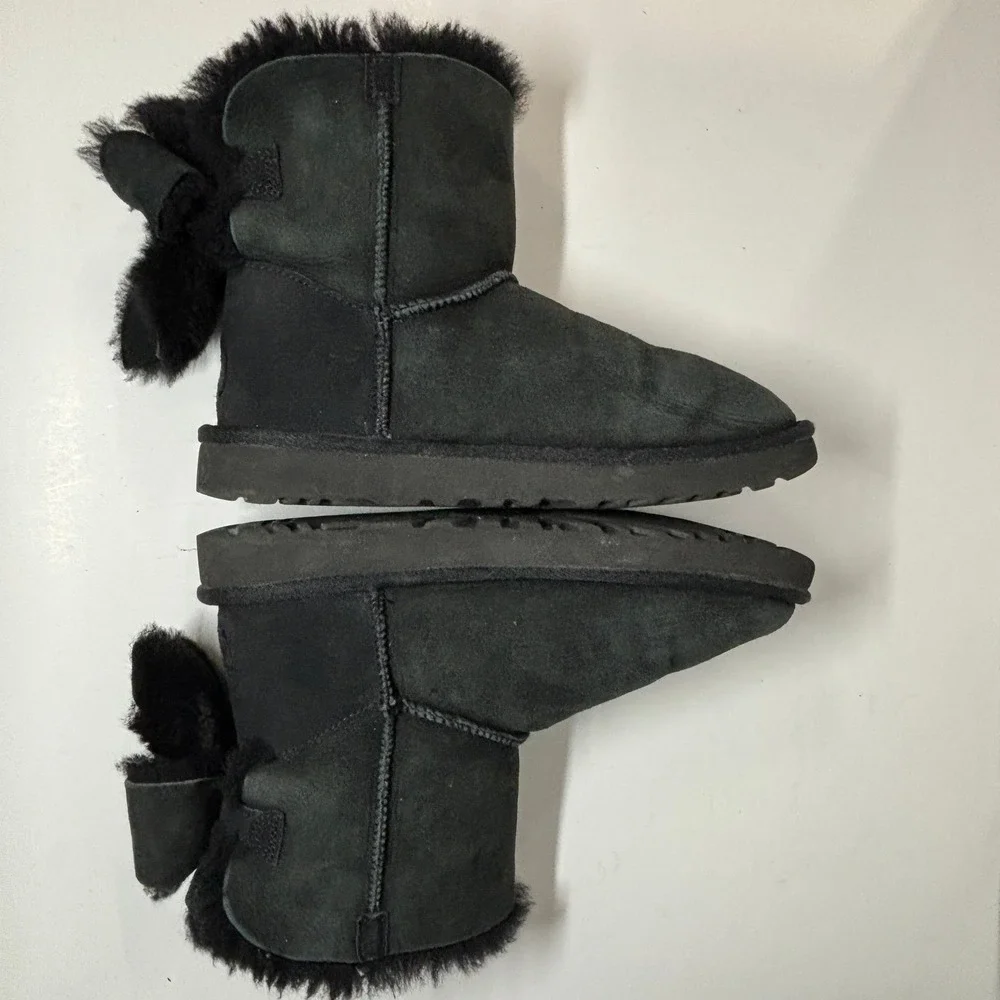 UGG Bailey Bow‎ II Boots Women Size 8 Black Sheepskin Suede 1129071 Cabin Core